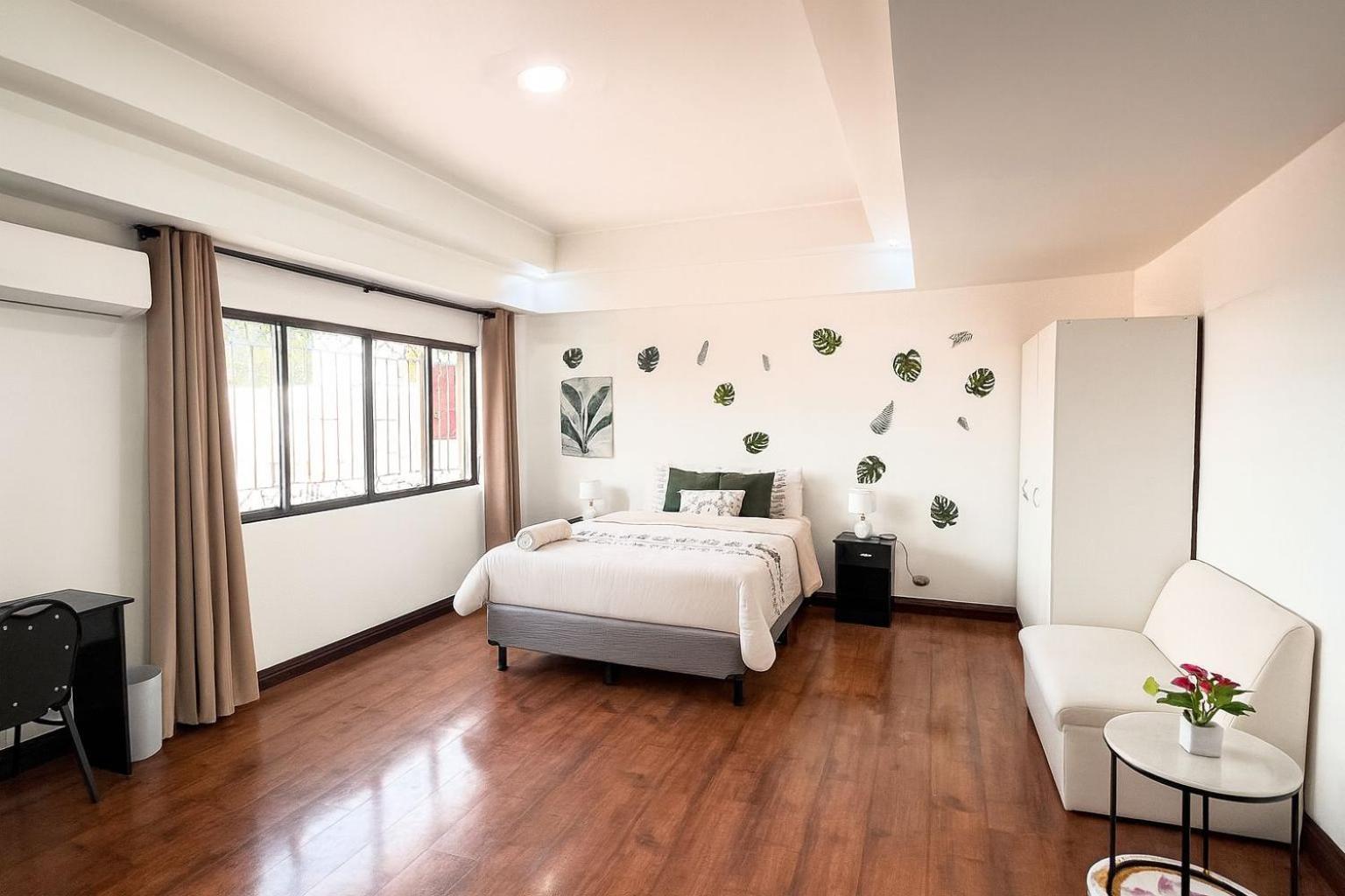 Chambre Lit Queen-Size avec Salle de Bains Commune